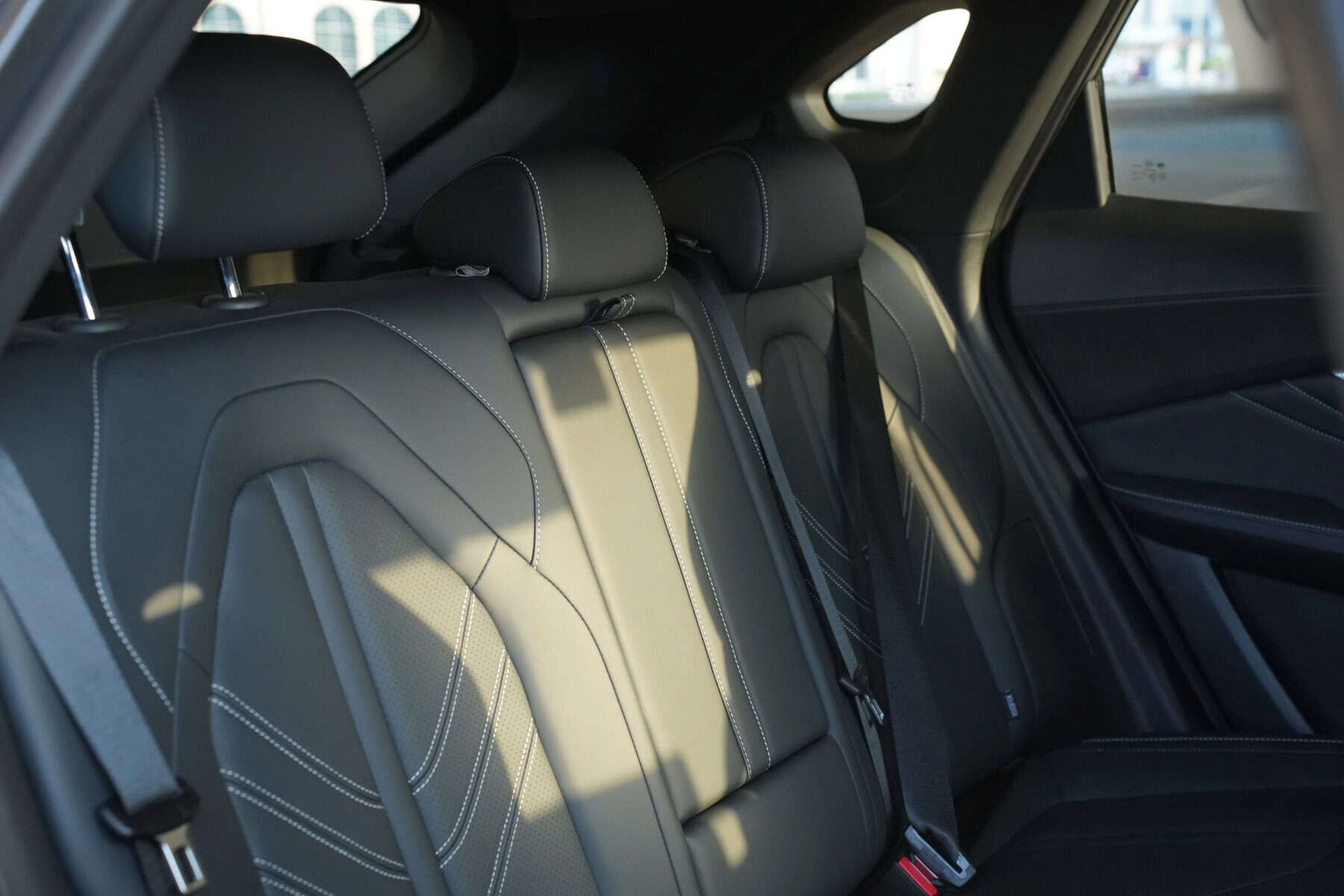 fridayreev-interior3