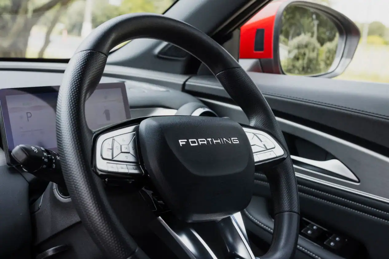 Интериор на Fordhing TK5 EV с волан и табло.
