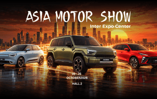 Автомобили на изложение Asia Motor Show с градски пейзаж на заден план.